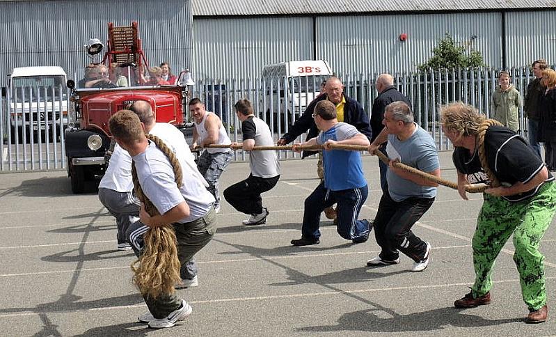 P5091739.JPG - Gray's Gym team defend their title (Ambuscade wives and partners provide a handicap)